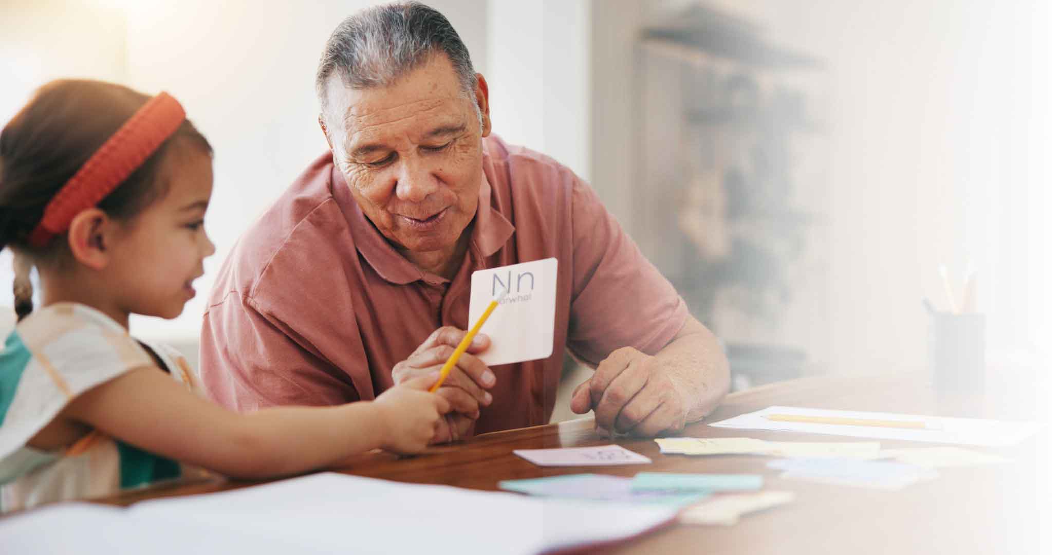 Paciente de Medicare mirando tarjetas didácticas con su nieta